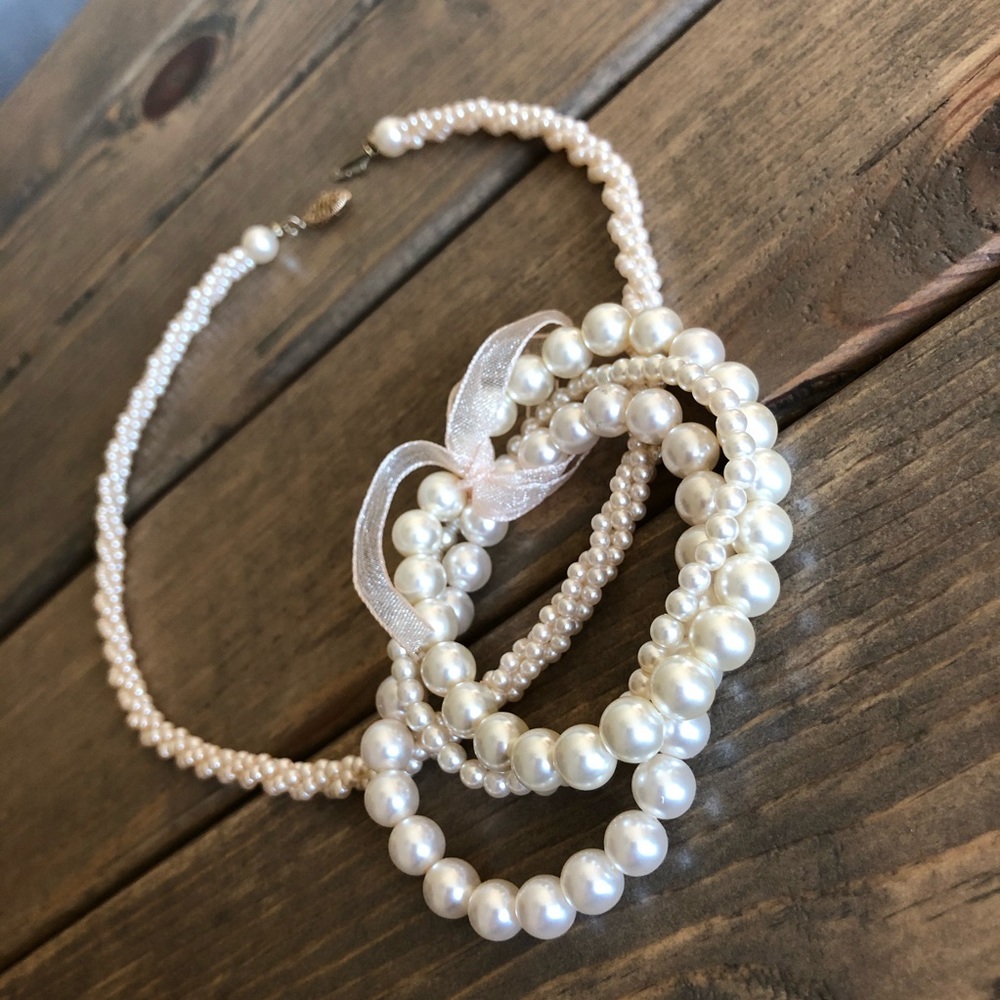 Pearl necklace and bracelet set